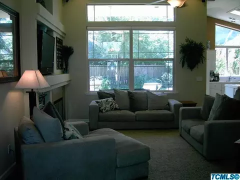 1619 E Parkview Ave, Visalia, CA 93292 photo 4