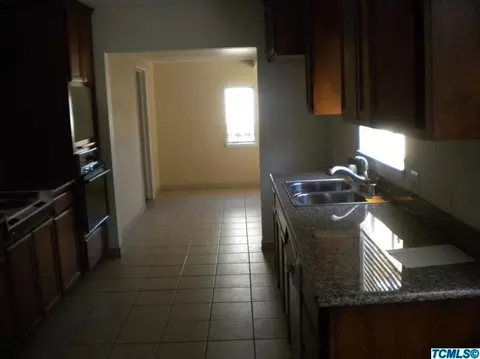 501 E Sequoia Ave, Visalia, CA 93292 photo 2