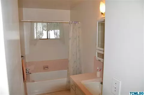 892 S Latimer St, Tulare, CA 93274 photo 5