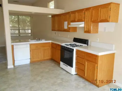 1338 E Dorothea Ave, Visalia, CA 93292 photo 4