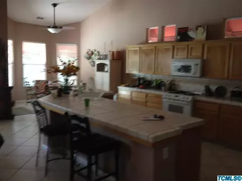 907 E Chestnut Ct, Visalia, CA 93292 photo 4