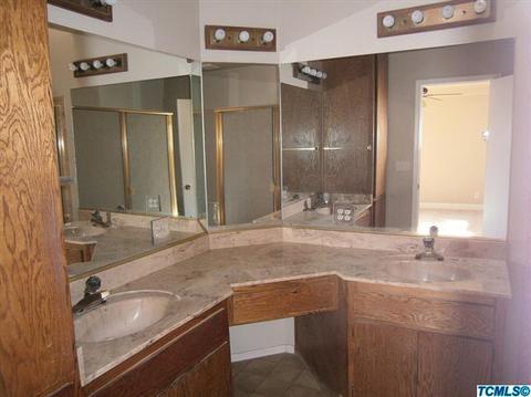 2121 E Iris Ave, Visalia, CA 93292 photo 5