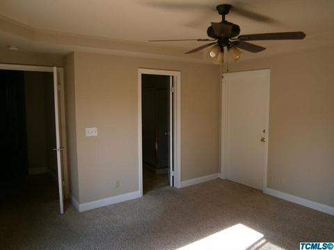 2121 E Iris Ave, Visalia, CA 93292 photo 4