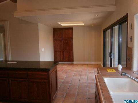 2121 E Iris Ave, Visalia, CA 93292 photo 8