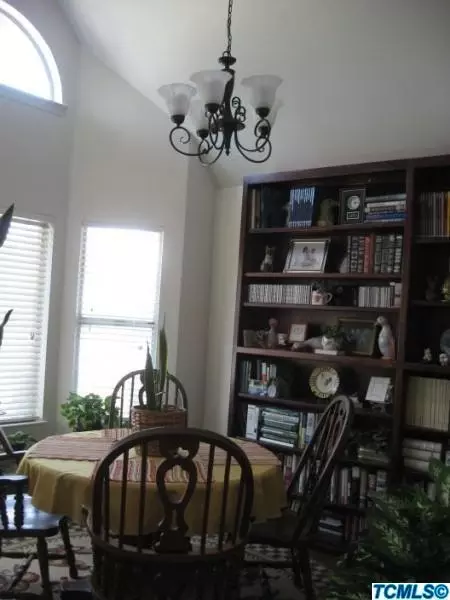 634 E Vine Ct, Visalia, CA 93292 photo 10