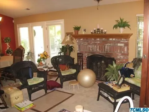 634 E Vine Ct, Visalia, CA 93292 photo 3