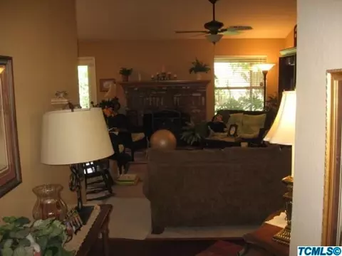 634 E Vine Ct, Visalia, CA 93292 photo 2