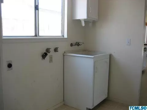 693 E Hazelwood Dr, Lemoore, CA 93245 photo 10