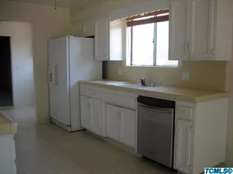 693 E Hazelwood Dr, Lemoore, CA 93245 photo 9