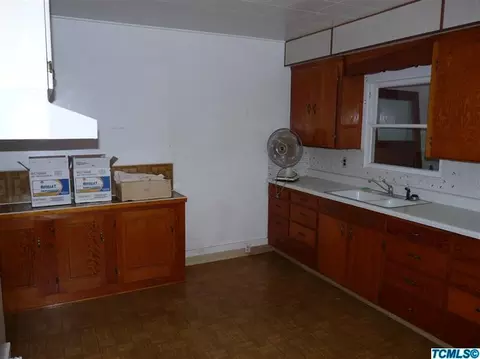 161 N E St, Tulare, CA 93274 photo 2