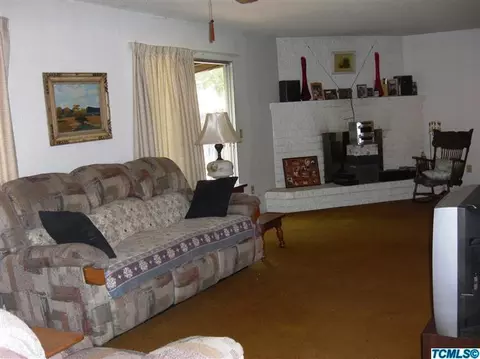332 E Laura Ct, Visalia, CA 93277 photo 4