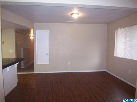 725 E Ash Ave, Tulare, CA 93274 photo 3