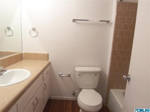 725 E Ash Ave, Tulare, CA 93274 photo 9