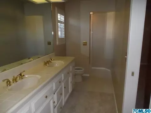3012 E Sycamore Ave, Visalia, CA 93292 photo 8