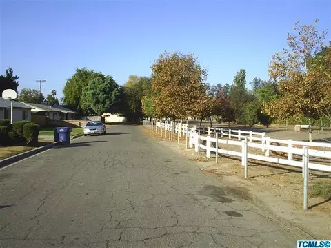 949 E Pine Dr, Tulare, CA 93274 photo 2
