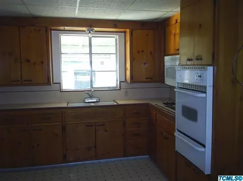 949 E Pine Dr, Tulare, CA 93274 photo 3