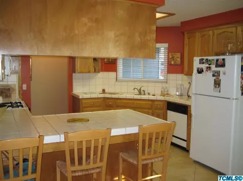 482 E Wilson Ave, Tulare, CA 93274 photo 9