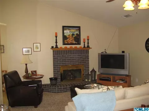482 E Wilson Ave, Tulare, CA 93274 photo 5