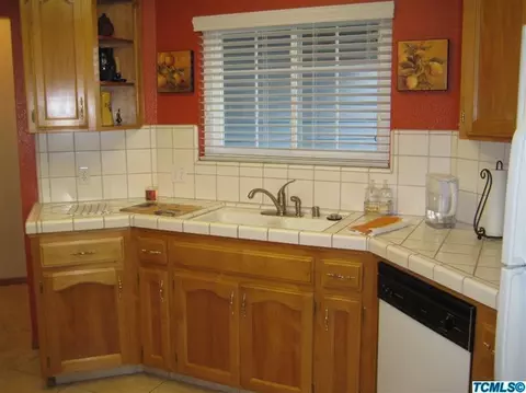 482 E Wilson Ave, Tulare, CA 93274 photo 10