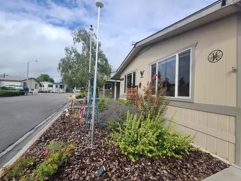 2329 Darby Ave, Bishop, CA 93514 photo 3