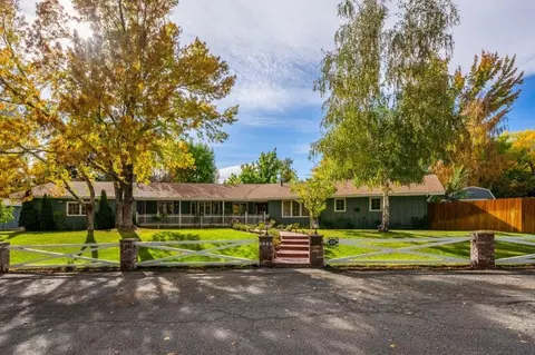 3682 Brookside Dr, Bishop, CA 93514