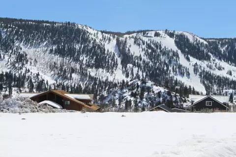 33 Alpenglow Ct, June Lake, CA 93529