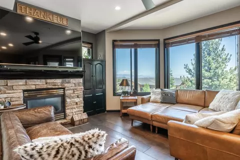 300 Juniper Springs Dr #111, Mammoth Lakes, CA 93546