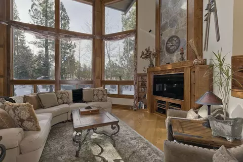 2 Evening Star Dr, Mammoth Lakes, CA 93546