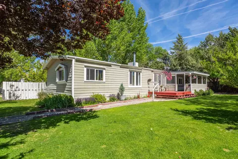 70 Walker Pl, Benton, CA 93512