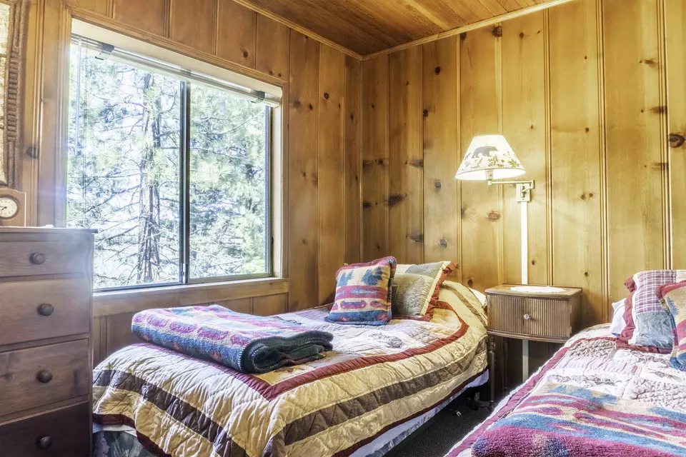 Bedroom - 64 Forest Knoll Rd, June Lake, CA 93529 photo 1 of 4
