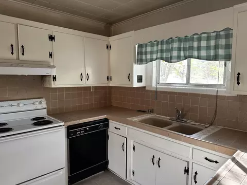 Kitchen - 106921 Highway 395, Walker, CA 96107 photo 2 of 2