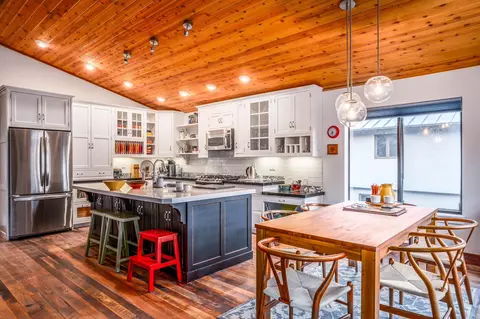 2 Holiday Way, Mammoth Lakes, CA 93546