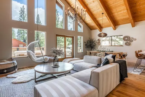 490 Hillside Dr, Mammoth Lakes, CA 93546