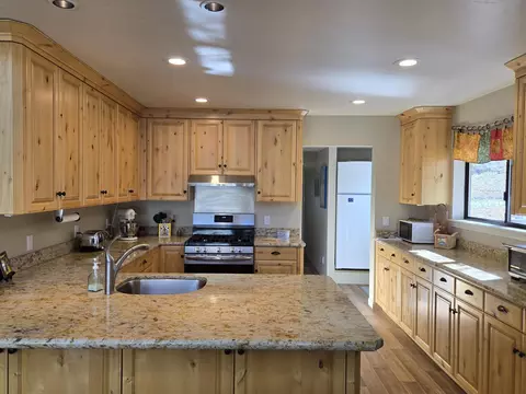 152 Iris Dr, Bishop, CA 93514 photo 2
