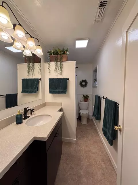 Bath - 157 Johnston Dr, Bishop, CA 93514 photo 1 of 2