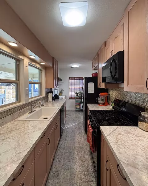 Kitchen - 157 Johnston Dr, Bishop, CA 93514 photo 1 of 2