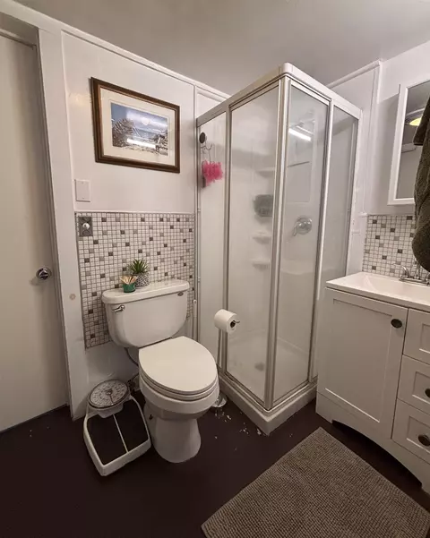 Bath - 157 Johnston Dr, Bishop, CA 93514 photo 2 of 2