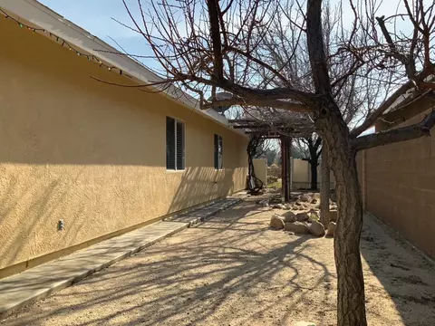 Exterior - 121 E Pangborn St, Lone Pine, CA 93545 photo 10 of 15