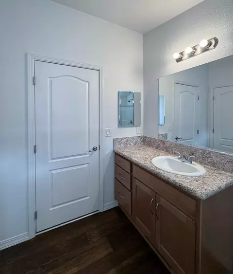 Bath - 139 Tuolumne Rd, Bishop, CA 93514 photo 2 of 3