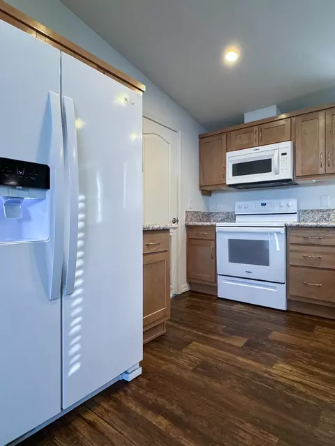 Kitchen - 139 Tuolumne Rd, Bishop, CA 93514 photo 2 of 2