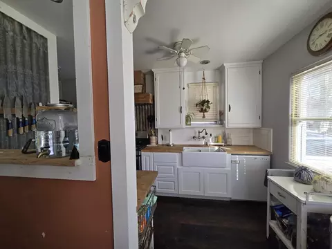 Kitchen - 625 E Inyo St, Lone Pine, CA 93545 photo 1 of 2