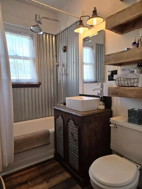 Bath - 625 E Inyo St, Lone Pine, CA 93545 photo 1 of 1