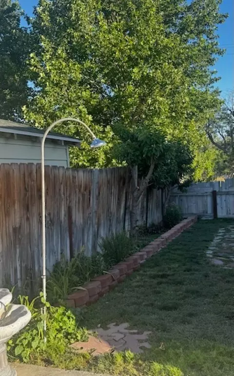 Exterior - 625 E Inyo St, Lone Pine, CA 93545 photo 4 of 5