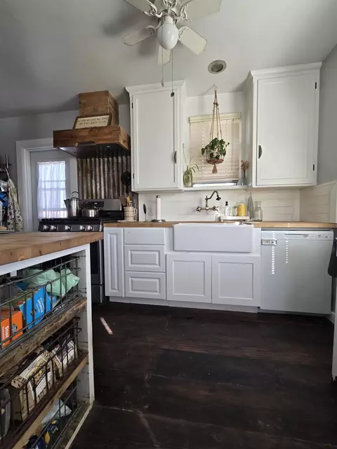Kitchen - 625 E Inyo St, Lone Pine, CA 93545 photo 2 of 2