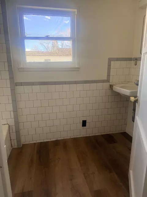 Bath - 310 Shepard Ln, Bishop, CA 93514 photo 3 of 10