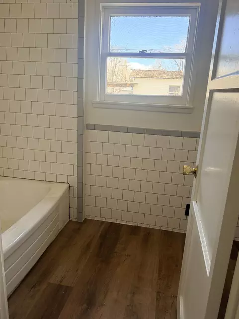 Bath - 310 Shepard Ln, Bishop, CA 93514 photo 7 of 10