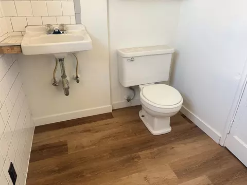 Bath - 310 Shepard Ln, Bishop, CA 93514 photo 5 of 10