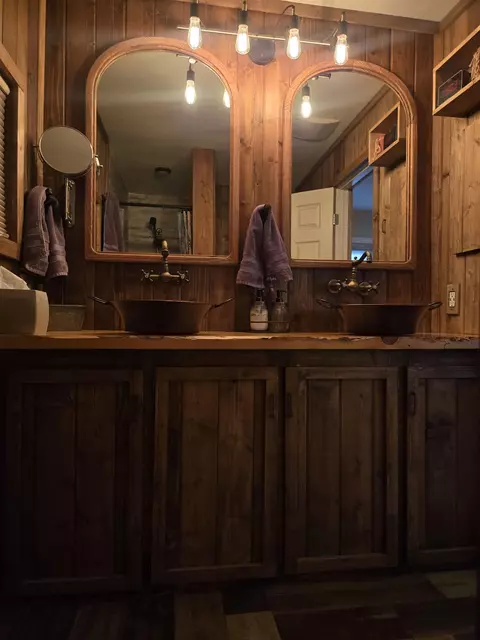 Bath - 2307 Galloway Ave, Bishop, CA 93514 photo 3 of 4