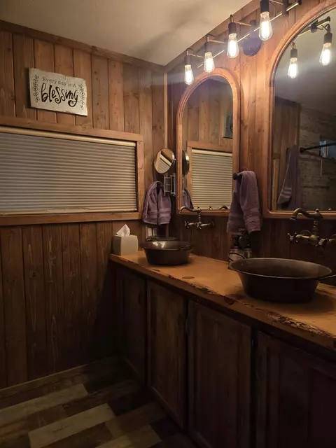 Bath - 2307 Galloway Ave, Bishop, CA 93514 photo 2 of 4