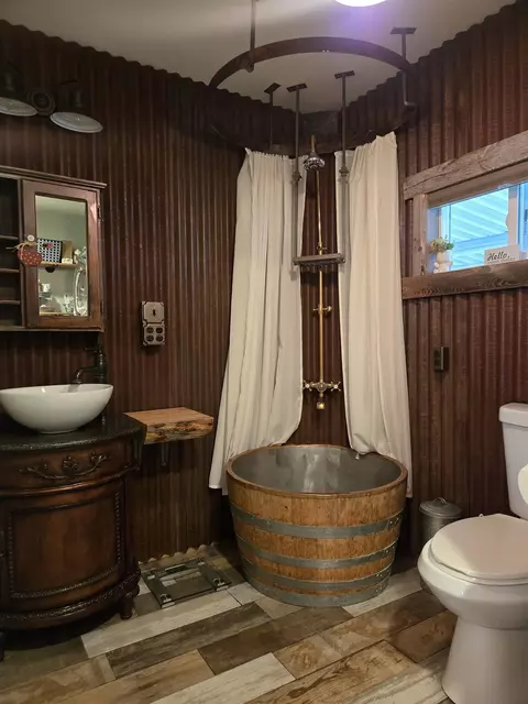 Bath - 2307 Galloway Ave, Bishop, CA 93514 photo 1 of 4